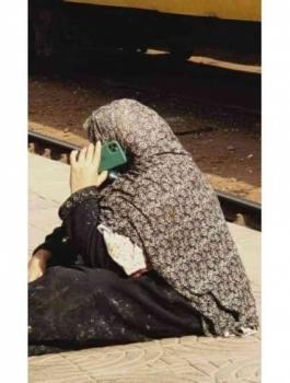 متوسلة تمتلك هاتف آيفون