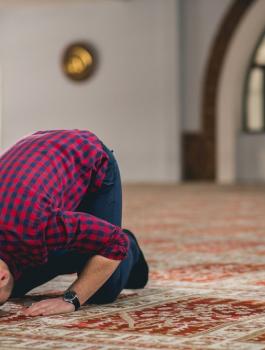 وفاة مصل وهو يصلي