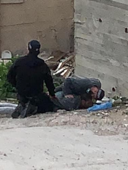 قوات خاصة اسائيلية تعتقل شاب فلسطيني