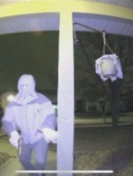 لص يسرق منزل