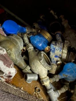 سرقة عدادات مياه في الخليل