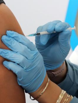 اسرائيل ولقاحات ضد كورونا للشباب