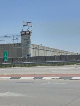 الاسرى في سجن عوفر
