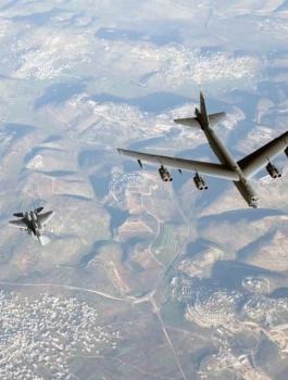طائرة B-52  تحلق في سماء فلسطين