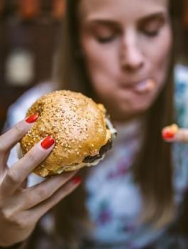 تناول البرغر