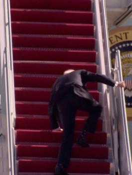 بايدن يسقط من الطائرة