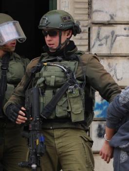 الاطفال الفلسطينيين داخل السجون