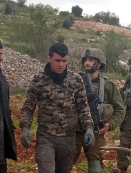 الاحتلال يجبر مواطنا على مغادرة ارضه في الخليل