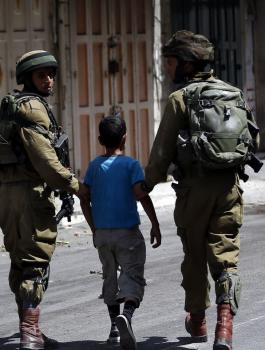 اعتقال طفل في الخليل