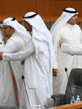 جلسة للبرلماني الكويتي والتشابك في الايادي