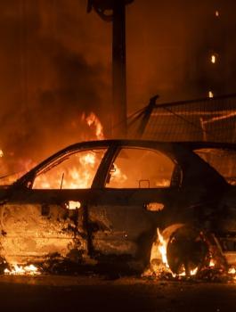 مستوطنين يحرقون مركبات المواطنين في بيت اكسا