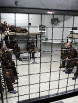 الاسرى في السجون