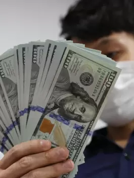 العملات والدولار