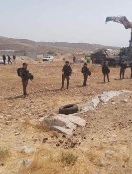 الاستيلاء على خيام المواطنين في الخليل