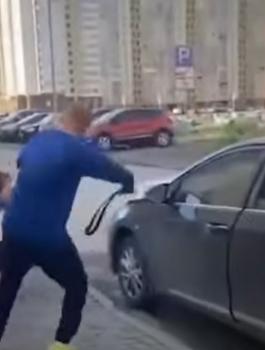 شاب وتدخين النرجيلة