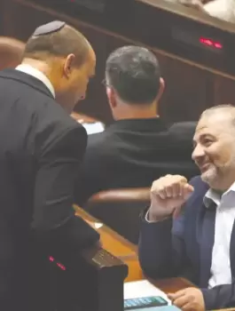 نفتالي بنيت وعباس منصور وقانون لم شمل العائلات