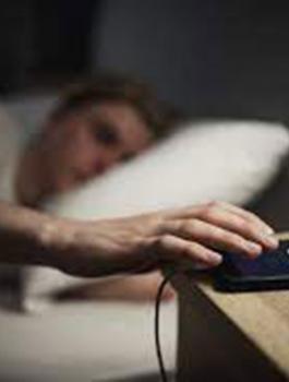 لا تترك هاتفك في الشاحن ليلاً لهذه الأسباب