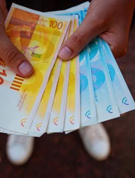 صرف رواتب الموظفين العموميين