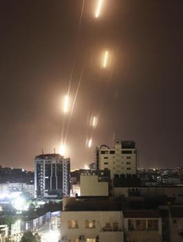 اسرائيل وحماس واطلاق صواريخ