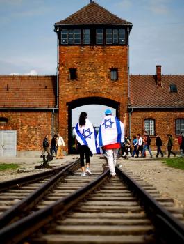 اسرائيل ومعسكرات الابادة