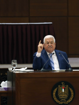 عباس والقيادة الفلسطينية
