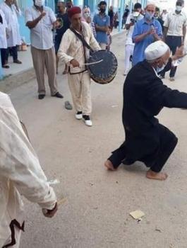 مسن تونسي يرقص فرحا