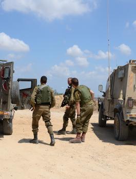 اعتقال شبان على حدود غزة