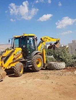 جرافات الاحتلال تقتلع اشجار الزيتون