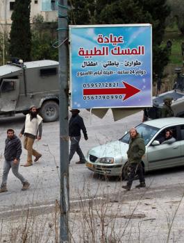 مستوطنون يهاجمون مركبات الفلسطينيين .jpg