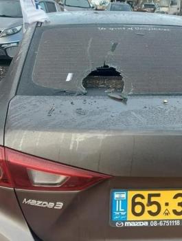 المستوطنون يحطمون مركبات الفلسطينيين