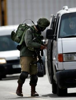 جندي اسرائيلي يصادر مركبة فلسطيني