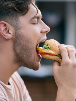 عقوبة من يفطر  في  رمضان جهارا