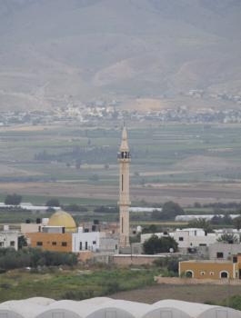 المستوطنون يجرفون اراضي المواطنين
