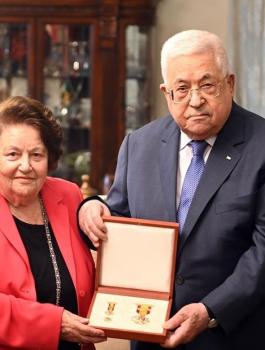الرئيس يمنح السيدة وداد قعوار ميدالية الإنجاز