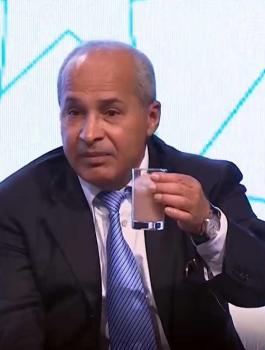رجل اعمال اردني يشرب سماد