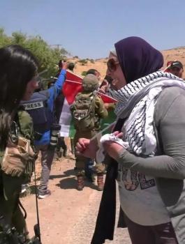 مواجهخة بين فلسطينية ومجندة اسرائيلية