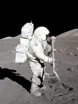 غبار من القمر