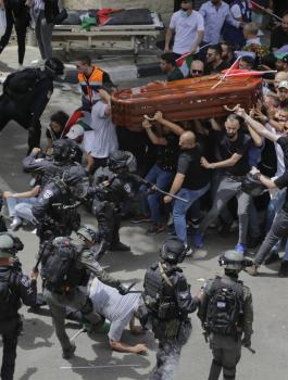 الاعتداء على جنازة شيرين ابو عاقلة