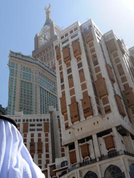 سعودي يهدي احد المشاهير