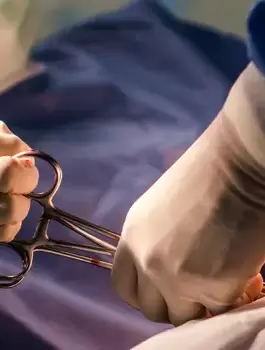 وفاة سيدة نسي الطبيب