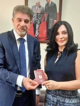 منح سلاف فواخرجي جواز السفر الفلسطيني