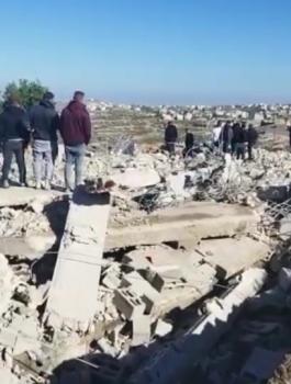 هدم منزل في دير عمار