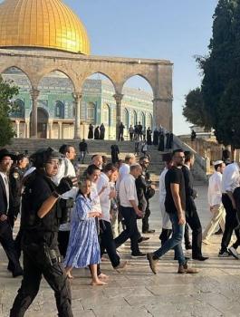 عشرات المستوطنين يقتحمون الاقصى