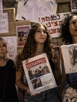 AA-20231014-32407385-32407362-GAZZEDEKI_ISRAILLI_ESIRLERIN_AILELERI_TEL_AVIVDE_NETANYAHUYU_ISTIFAYA_CAGIRDI.jpg
