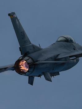 F-16-with-afterburner-F35-vs-F16.jpg
