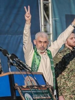 yahya-sinwar-festeja-con-los-brazos-en-alto-con-miembros-del-ala-militar-de-hamas-foto-mohammed-talatene-dpa-via-reuters-1170x600-1-1170x600-1-1024x525.jpg