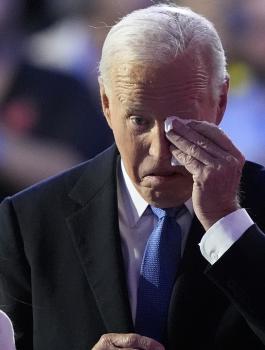 15207132_081924-wls-ap-biden-wipes-eyes-img.jpg