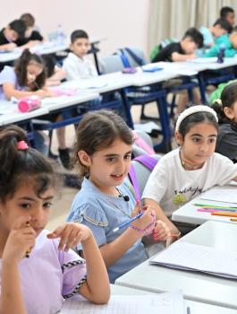 أطفال مجليين من غزة داخل فصول دراسية في مدينة الامارات الانسانية