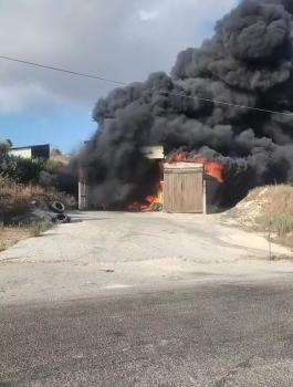 مصادر محلية- مستوطنون يضرمون النيران في ممتلكاتٍ للفلسطينيين عند أطراف قرية بزاريا، شمال غرب نابلس_000002.jpg