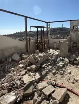 هدم-ذاتي-للمنازل-وتوزيع-أوامر-هدم-جديدة-في-العيساوية-وسلوان.webp